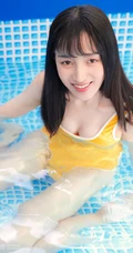 浅粉泳池女生小妹气质紧身暖黄泳装戏水清透116女生写真