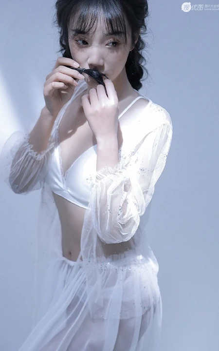 谁说骨感不能气质？高颜值双麻花辫女生轻纱白裙超高清私密图片