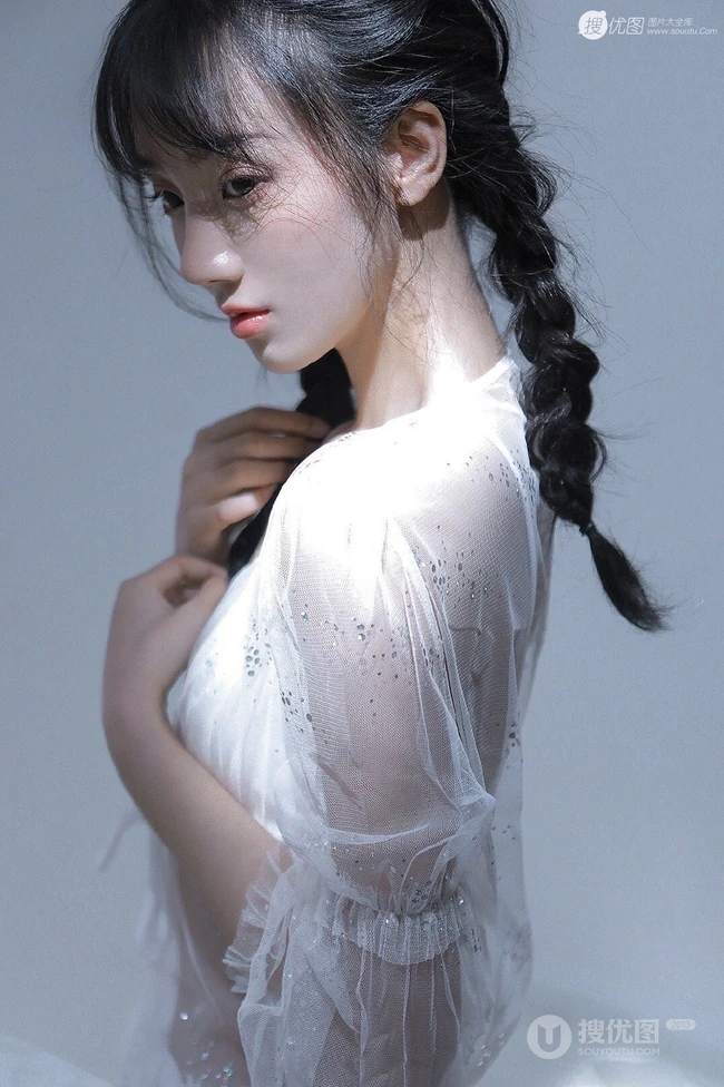 谁说骨感不能气质？高颜值双麻花辫女生轻纱白裙超高清私密图片