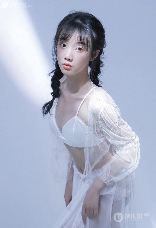 谁说骨感不能气质？高颜值双麻花辫女生轻纱白裙超高清私密图片