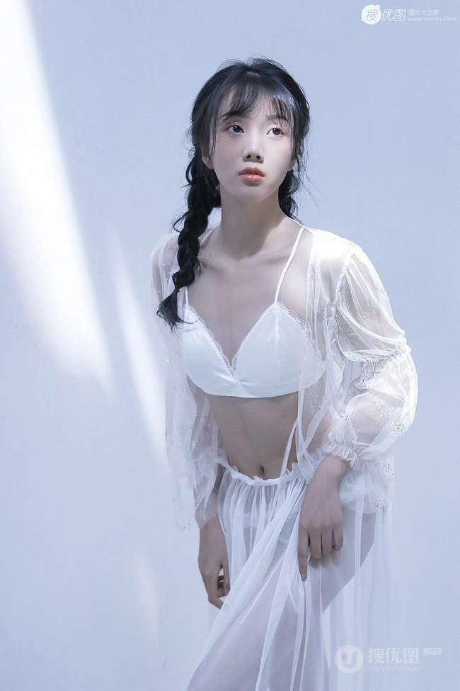 谁说骨感不能气质？高颜值双麻花辫女生轻纱白裙超高清私密图片