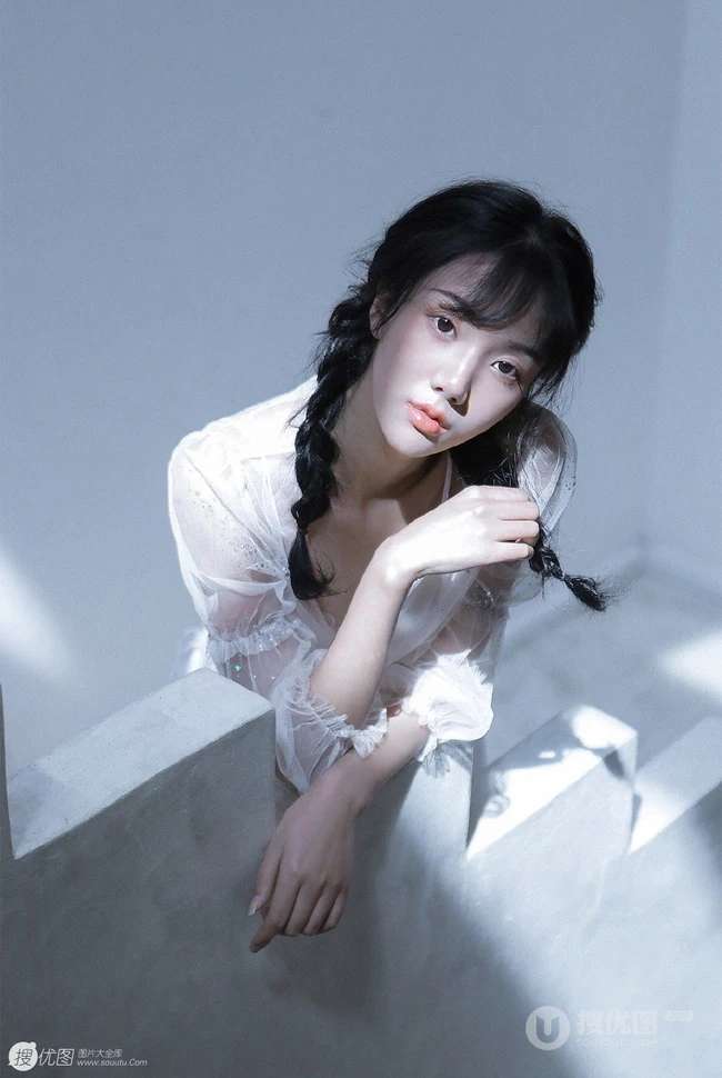 谁说骨感不能气质？高颜值双麻花辫女生轻纱白裙超高清私密图片