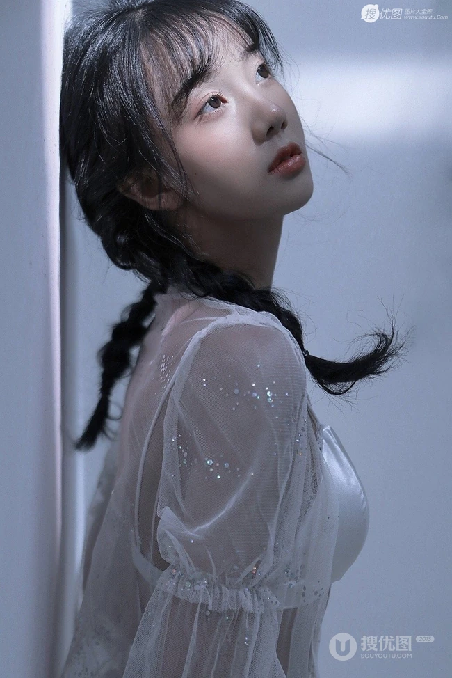 谁说骨感不能气质？高颜值双麻花辫女生轻纱白裙超高清私密图片