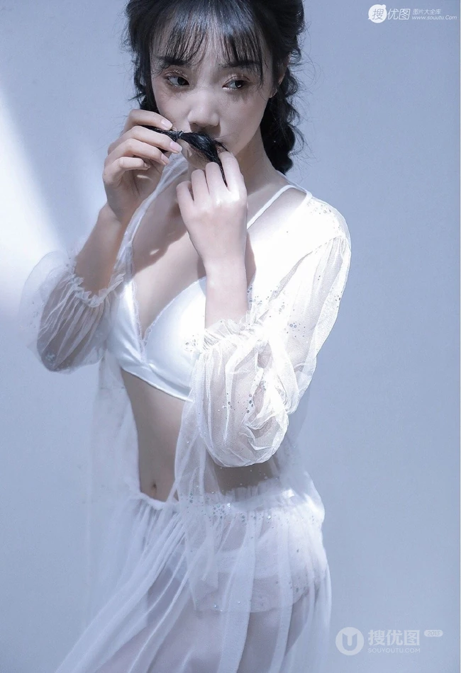 谁说骨感不能气质？高颜值双麻花辫女生轻纱白裙超高清私密图片