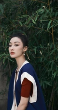 孙佳雨竹丛旁清新淡雅休闲蓝衣套装写真图片