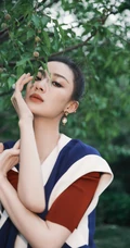 孙佳雨竹丛旁清新淡雅休闲蓝衣套装写真图片