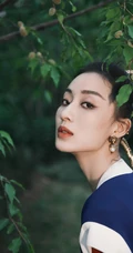 孙佳雨竹丛旁清新淡雅休闲蓝衣套装写真图片