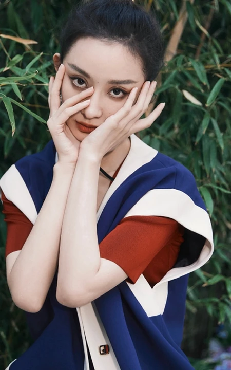 孙佳雨竹丛旁清新淡雅休闲蓝衣套装写真图片