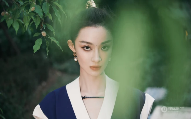 孙佳雨竹丛旁清新淡雅休闲蓝衣套装写真图片