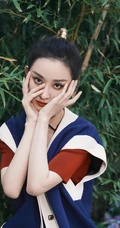 孙佳雨竹丛旁清新淡雅休闲蓝衣套装写真图片