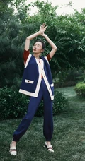 孙佳雨竹丛旁清新淡雅休闲蓝衣套装写真图片