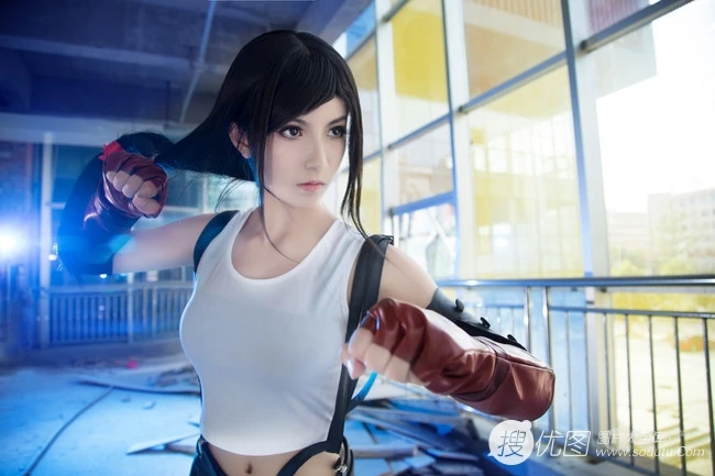 超美长发少女COS《最终幻想》蒂法气质女生高清摄影图片，还原度很高了