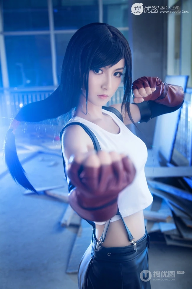 超美长发少女COS《最终幻想》蒂法气质女生高清摄影图片，还原度很高了