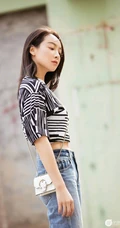 宋茜超短时髦线条上衣搭配牛仔裤天台写真美图