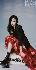 吴宣仪气质魅惑红唇妆容登《精彩ok》杂志写真，多套服饰从容仔细