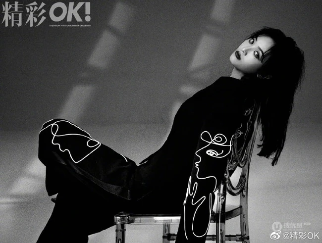 吴宣仪气质魅惑红唇妆容登《精彩ok》杂志写真，多套服饰从容仔细