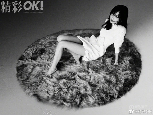 吴宣仪气质魅惑红唇妆容登《精彩ok》杂志写真，多套服饰从容仔细