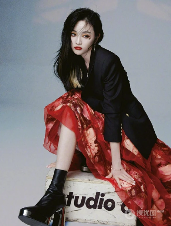 吴宣仪气质魅惑红唇妆容登《精彩ok》杂志写真，多套服饰从容仔细