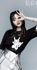 吴宣仪气质魅惑红唇妆容登《精彩ok》杂志写真，多套服饰从容仔细