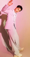 许魏洲浅蓝色西服套装优雅帅气写真图片