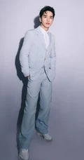 许魏洲浅蓝色西服套装优雅帅气写真图片