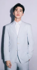 许魏洲浅蓝色西服套装优雅帅气写真图片