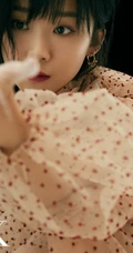 短发女生宋伊人多套服饰封面图片，苗条身材小露香肩气质动人