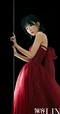 短发女生宋伊人多套服饰封面图片，苗条身材小露香肩气质动人