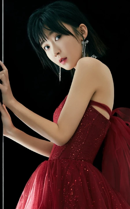 短发女生宋伊人多套服饰封面图片，苗条身材小露香肩气质动人