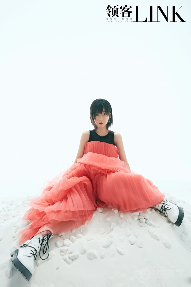 短发女生宋伊人多套服饰封面图片，苗条身材小露香肩气质动人
