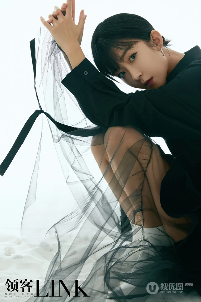 短发女生宋伊人多套服饰封面图片，苗条身材小露香肩气质动人