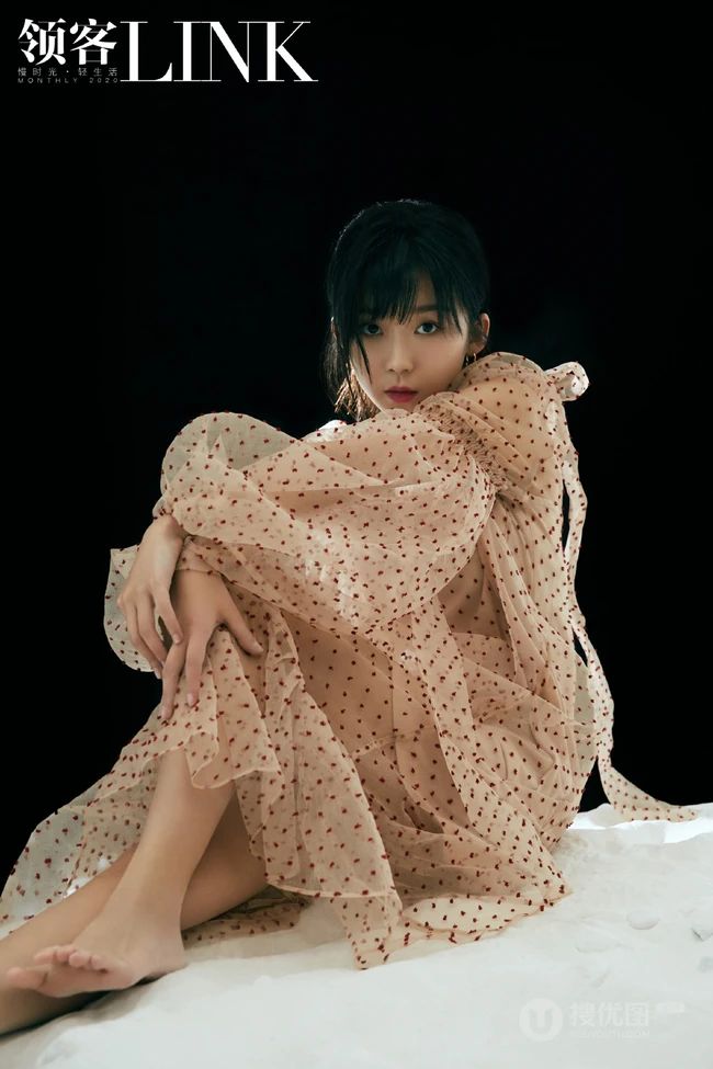 短发女生宋伊人多套服饰封面图片，苗条身材小露香肩气质动人