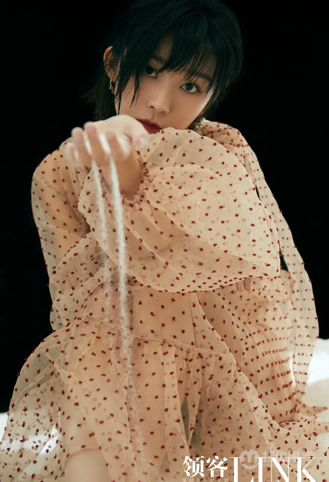 短发女生宋伊人多套服饰封面图片，苗条身材小露香肩气质动人