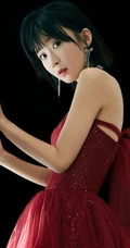 短发女生宋伊人多套服饰封面图片，苗条身材小露香肩气质动人