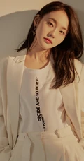张佳宁全白休闲西服套装T恤清爽靓丽杂志写真图片