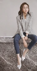张钧甯气质优雅休闲西服牛仔裤写真，脏辫发型戴眼镜显颓废美感