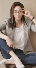 张钧甯气质优雅休闲西服牛仔裤写真，脏辫发型戴眼镜显颓废美感