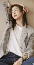 张钧甯气质优雅休闲西服牛仔裤写真，脏辫发型戴眼镜显颓废美感