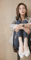 张钧甯气质优雅休闲西服牛仔裤写真，脏辫发型戴眼镜显颓废美感