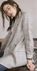 张钧甯气质优雅休闲西服牛仔裤写真，脏辫发型戴眼镜显颓废美感