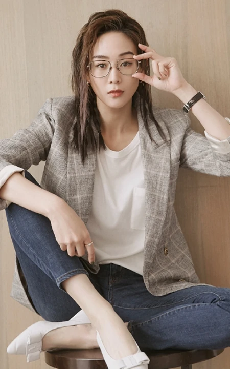 张钧甯气质优雅休闲西服牛仔裤写真，脏辫发型戴眼镜显颓废美感