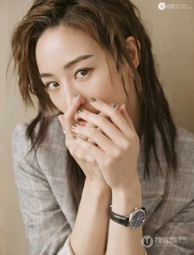 张钧甯气质优雅休闲西服牛仔裤写真，脏辫发型戴眼镜显颓废美感