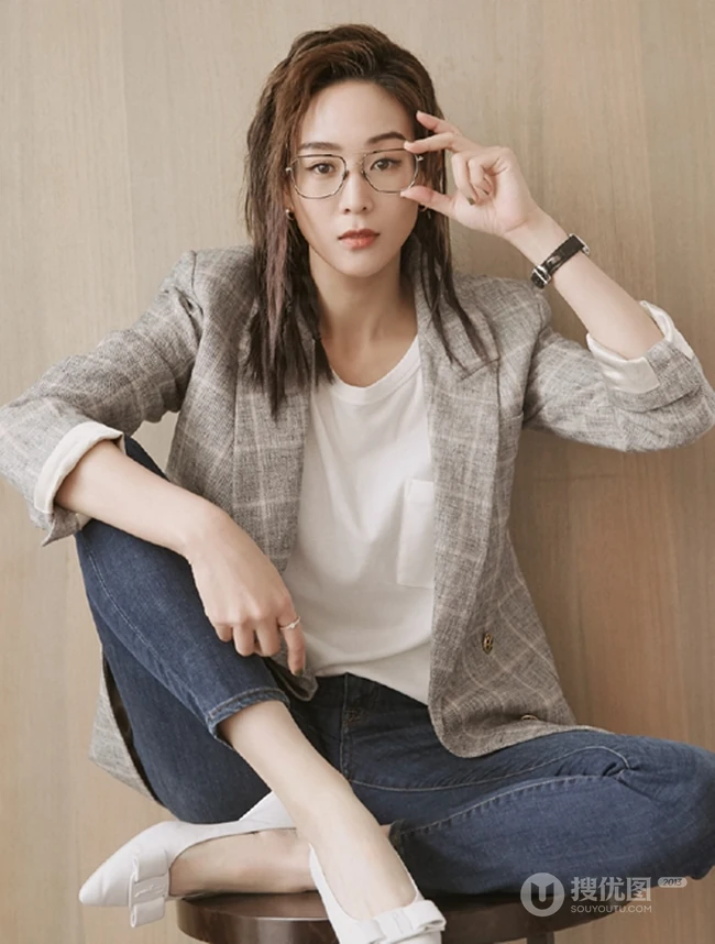 张钧甯气质优雅休闲西服牛仔裤写真，脏辫发型戴眼镜显颓废美感