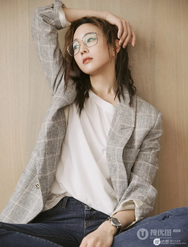 张钧甯气质优雅休闲西服牛仔裤写真，脏辫发型戴眼镜显颓废美感