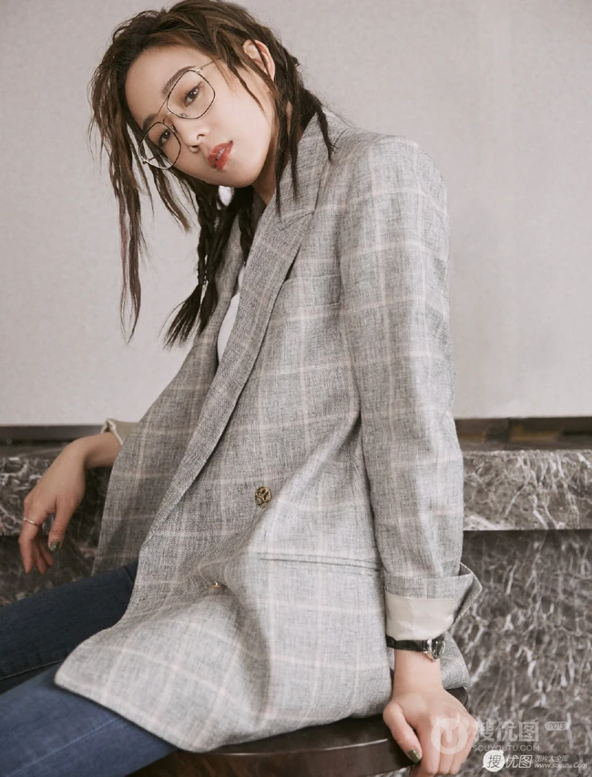 张钧甯气质优雅休闲西服牛仔裤写真，脏辫发型戴眼镜显颓废美感