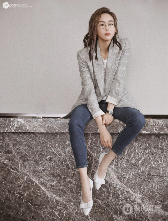 张钧甯气质优雅休闲西服牛仔裤写真，脏辫发型戴眼镜显颓废美感