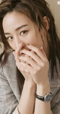 张钧甯气质优雅休闲西服牛仔裤写真，脏辫发型戴眼镜显颓废美感