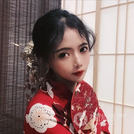 拿纸扇穿和服的日本女生个性QQ头像图片
