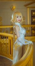 白丝金发你可喜欢？女生COS贞德白色旗袍艺术摄影图片