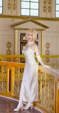 白丝金发你可喜欢？女生COS贞德白色旗袍艺术摄影图片
